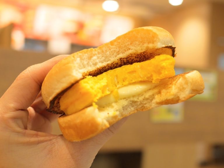 ロッテリア モーニングの たまご焼きバーガー が完全に玉子サンドっ 出汁がきいててウマーらしいので食べたけど 大阪のたまごサンドしらんの